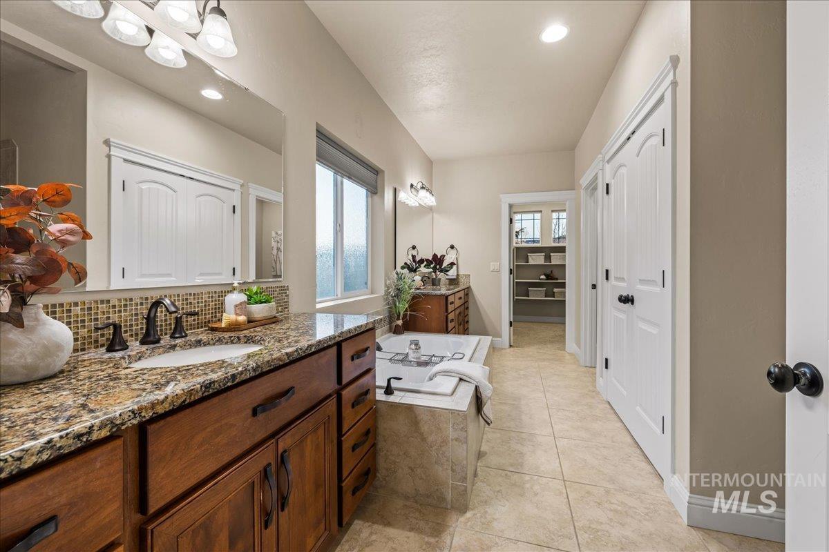 4255 N Rogue River Way Property Photo 27