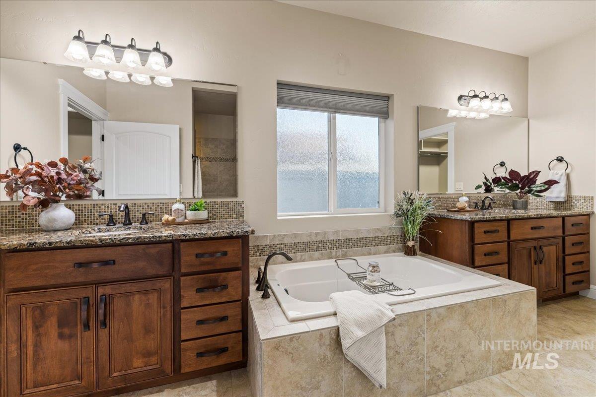 4255 N Rogue River Way Property Photo 29