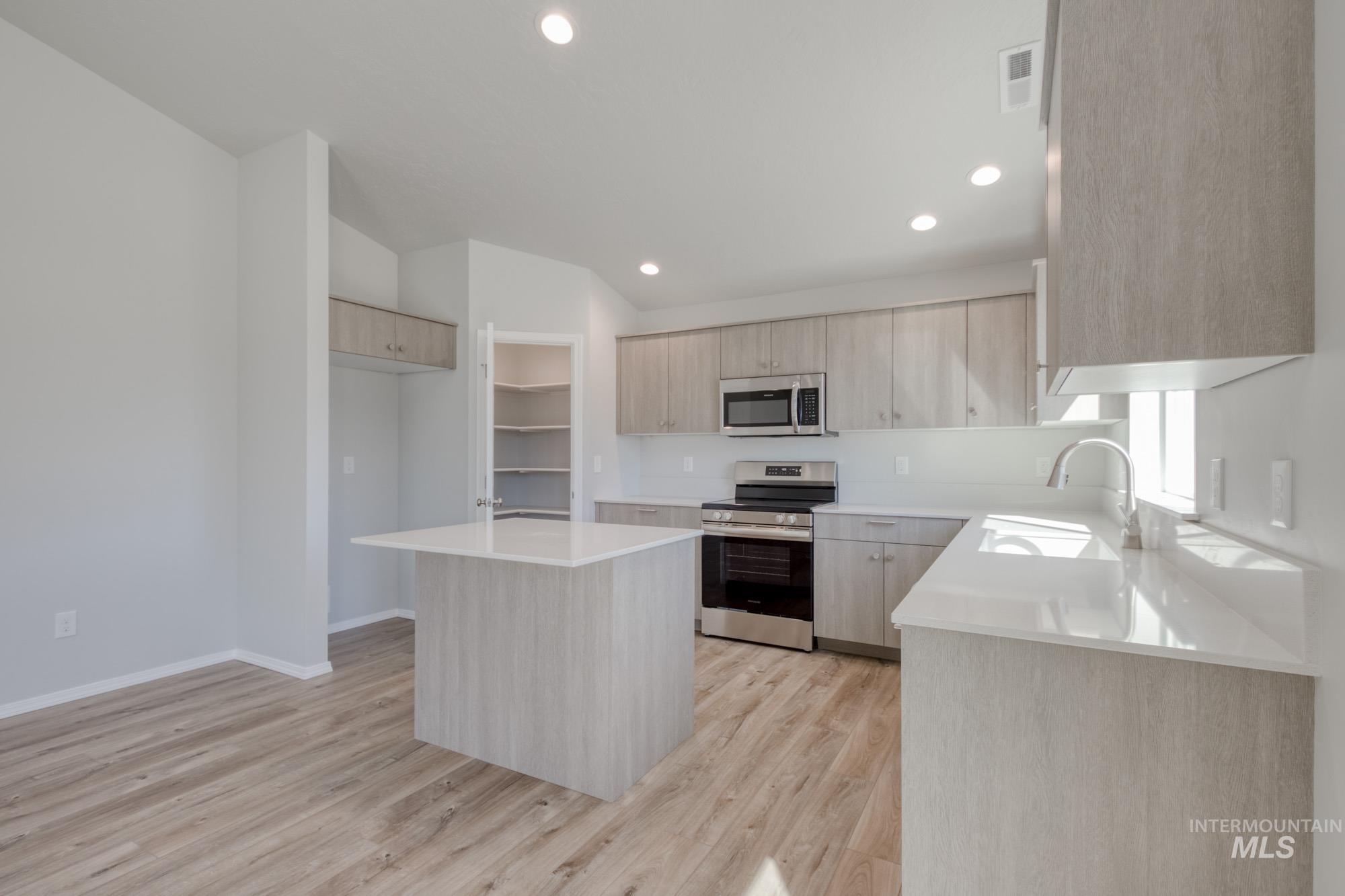 304 Chalcedony Ave Property Photo 3