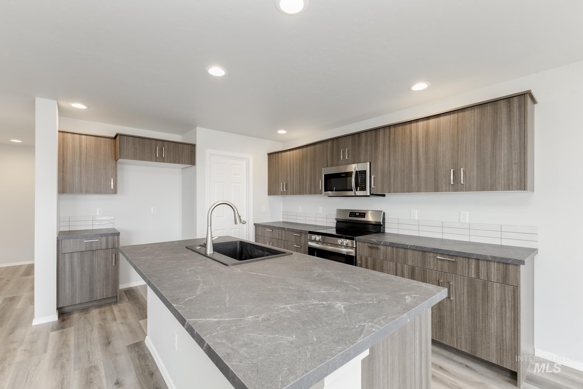 247 N Coltsfoot Ave Property Photo 4