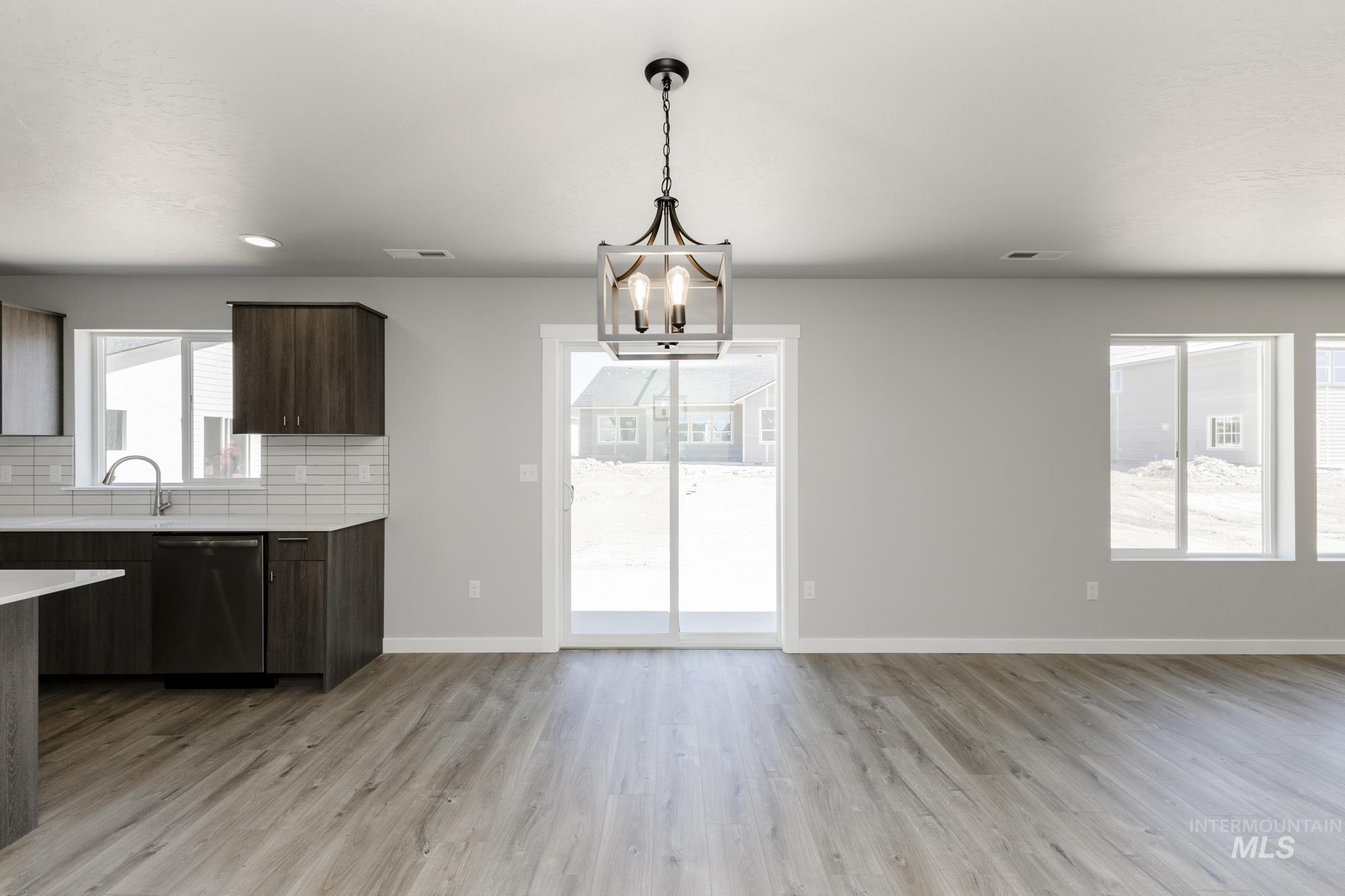 2502 W Minerva St Property Photo 6