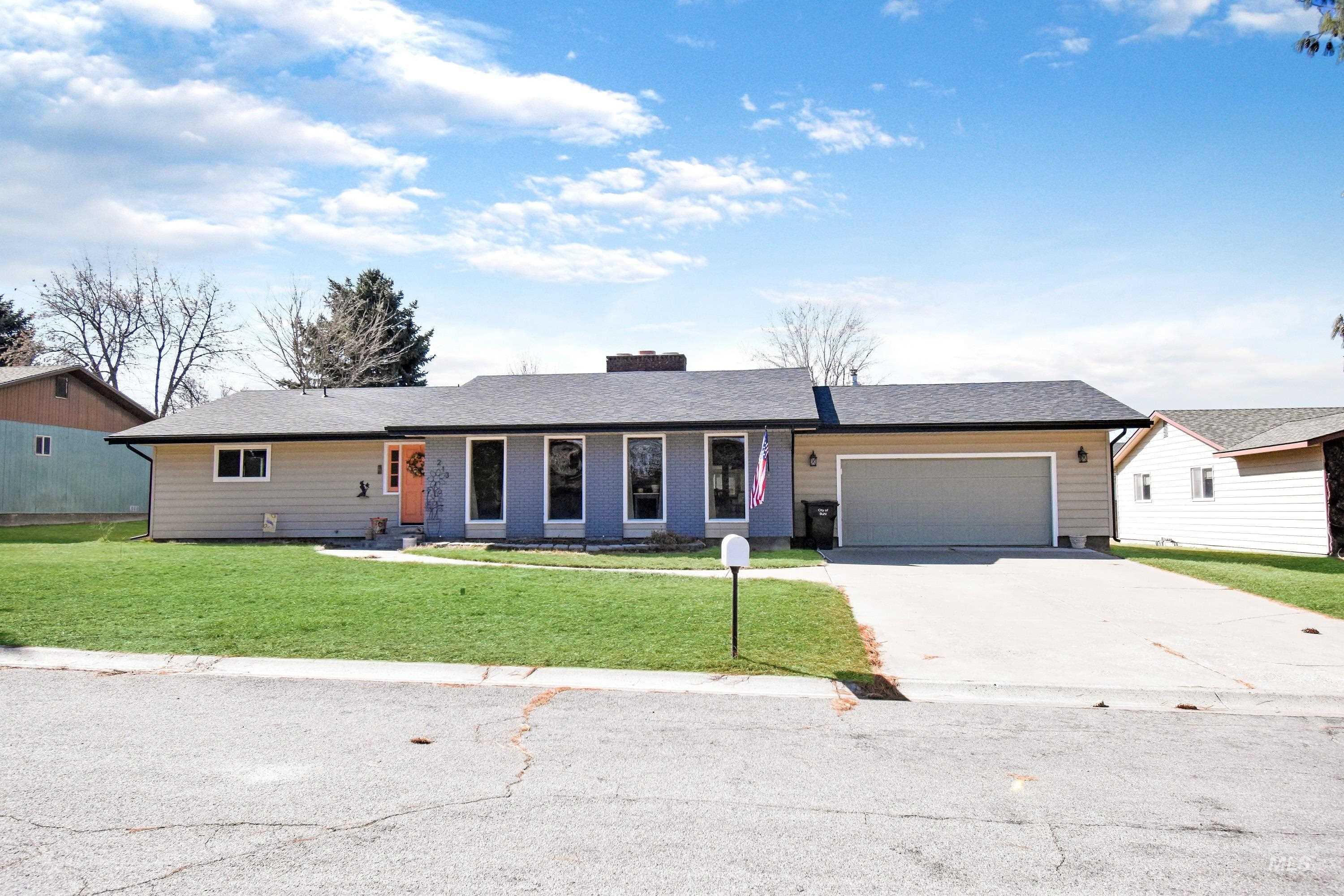 213 3rd Ave N Property Photo