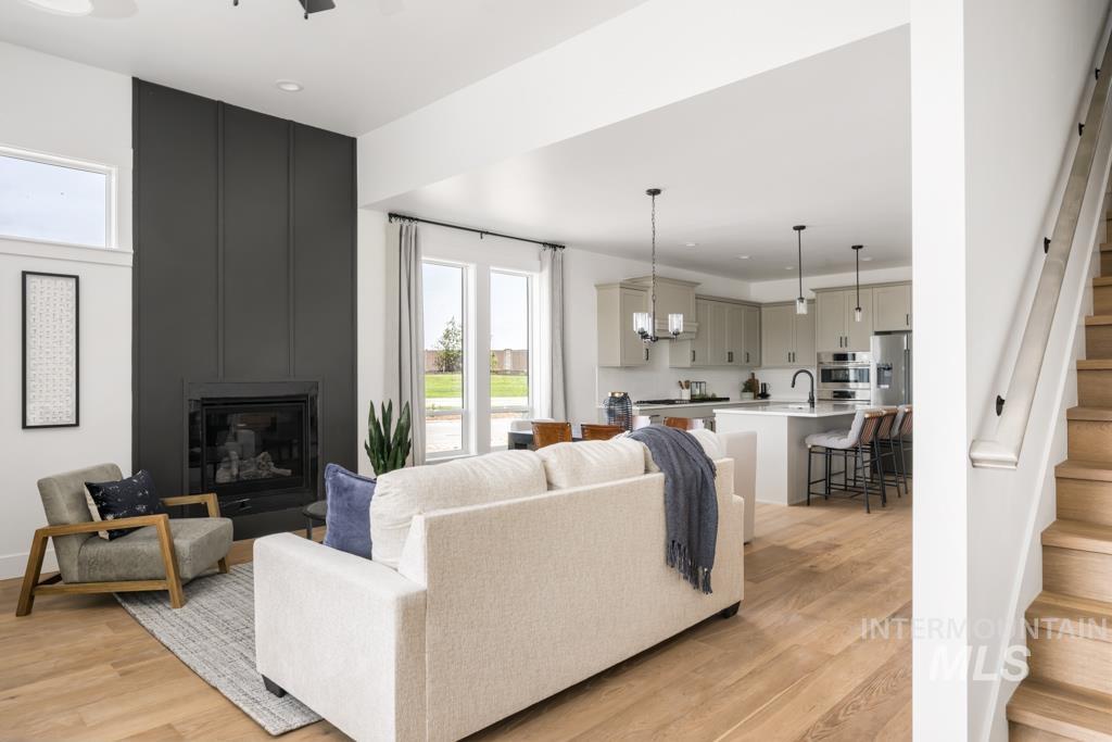 2017 W Freya Ct Property Photo 4