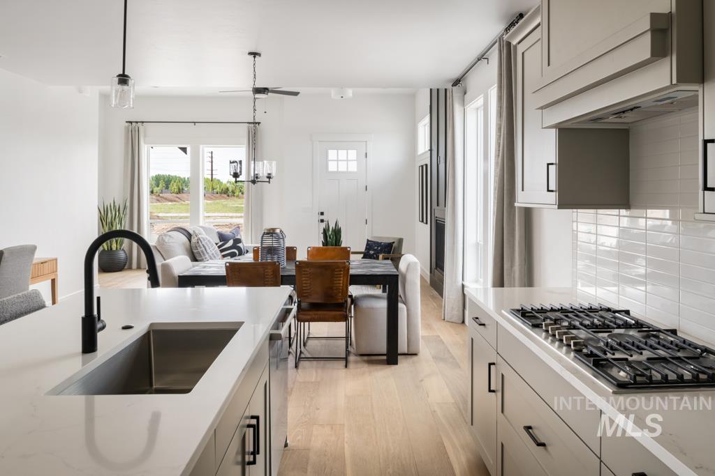 2017 W Freya Ct Property Photo 9