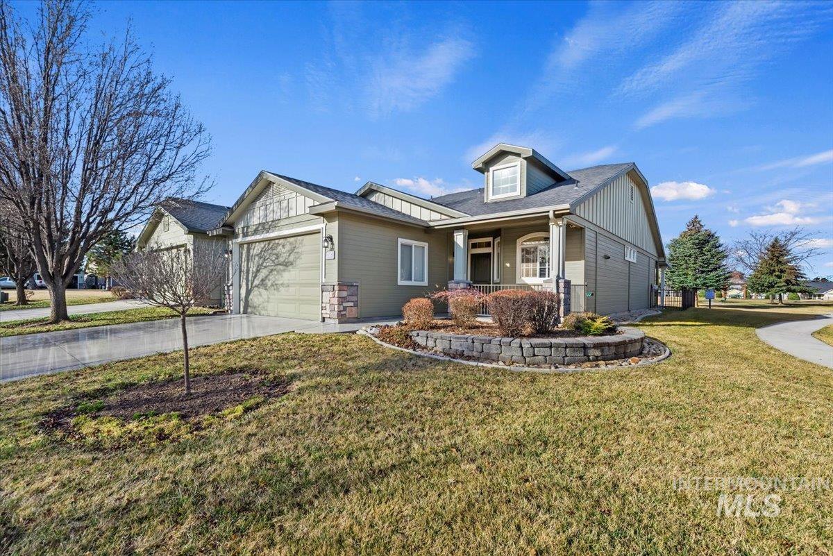 2587 S Flame Avenue Property Photo 1