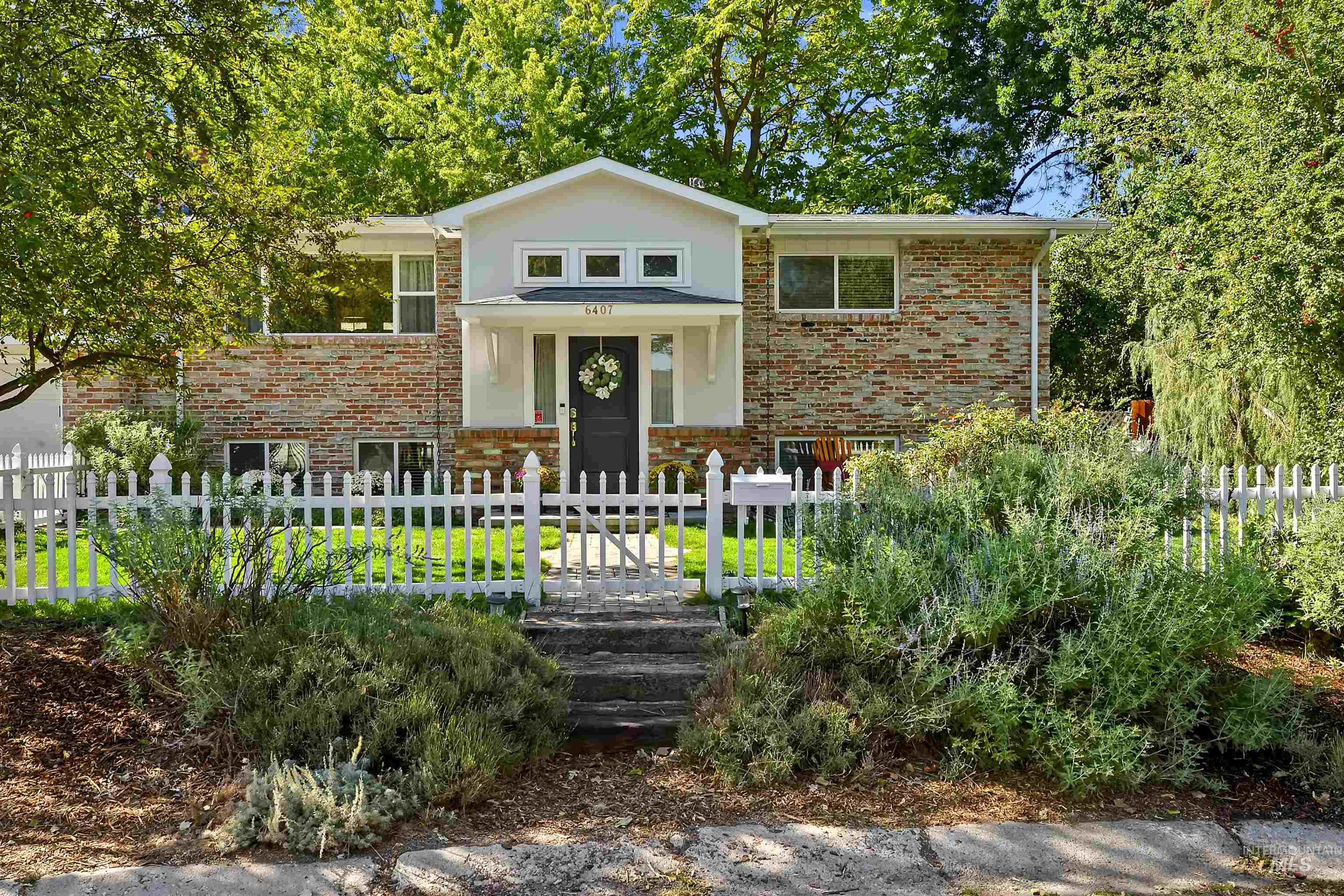 6407 W Robertson Dr Property Photo