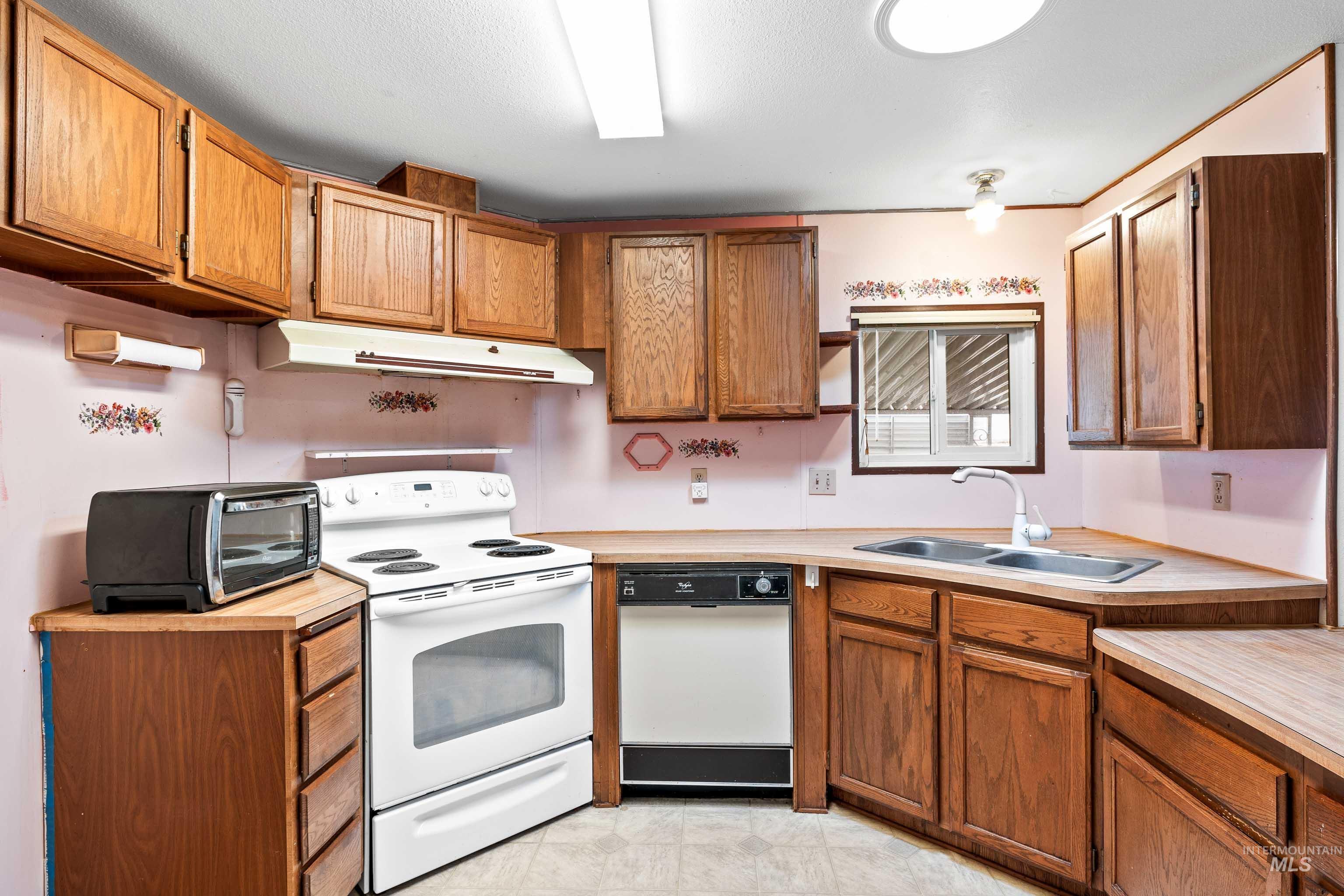 419 Fruitland Avenue Property Photo 8