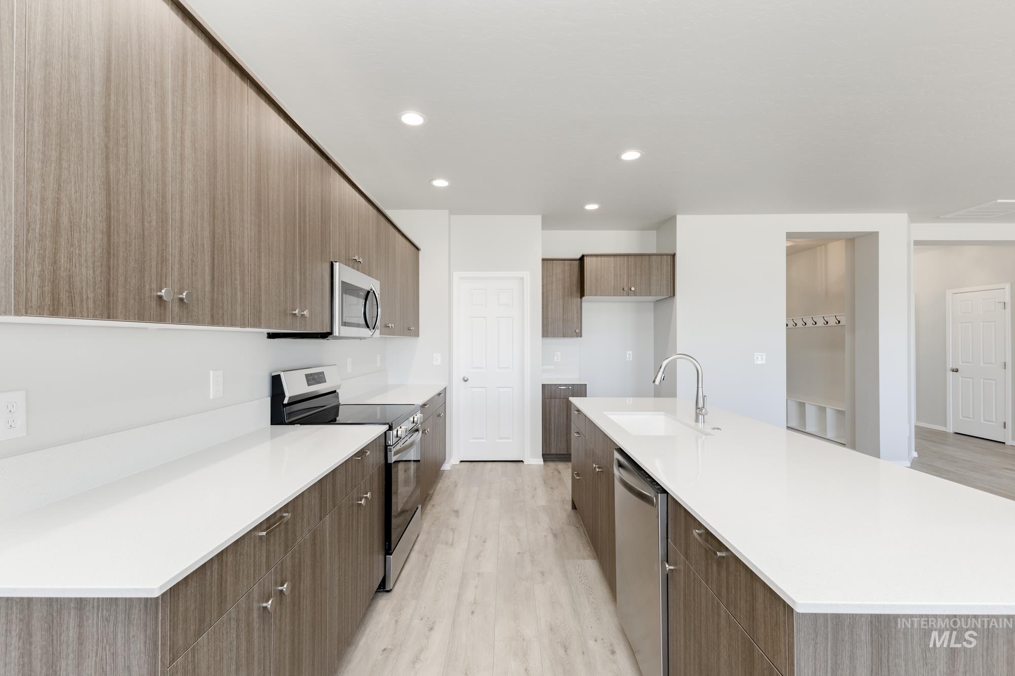 303 Gold Nugget Ave Property Photo 3