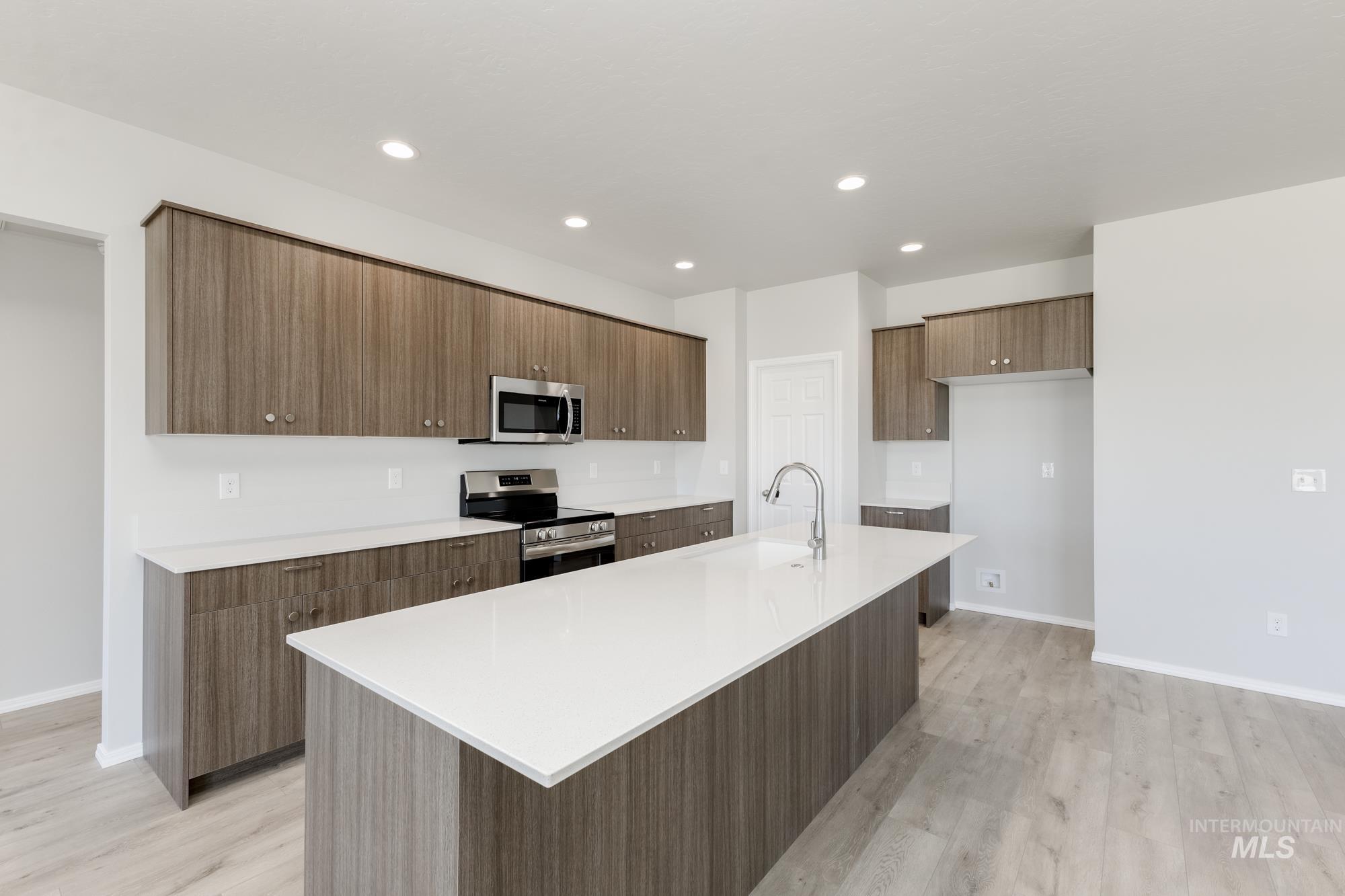 303 Gold Nugget Ave Property Photo 4