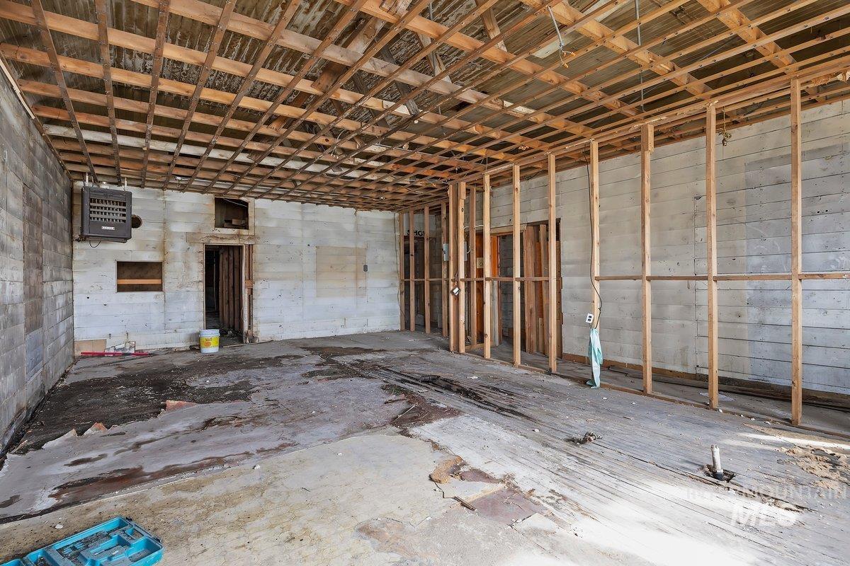 228 W Main Property Photo 5