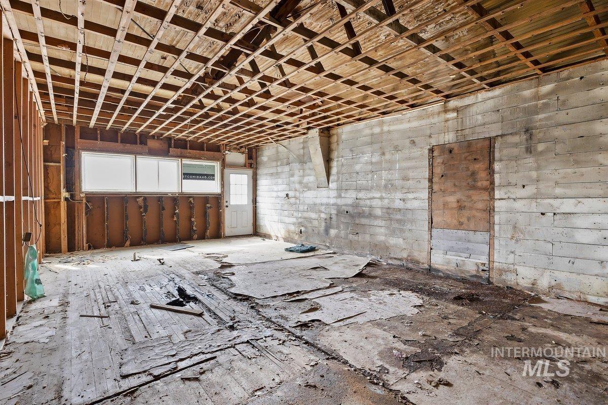 228 W Main Property Photo 7