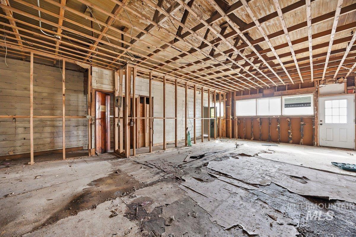 228 W Main Property Photo 8