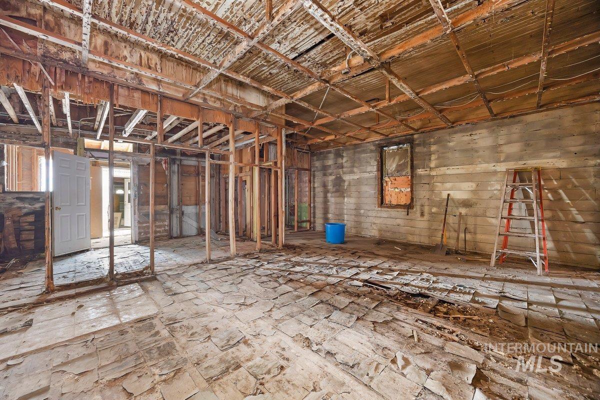 228 W Main Property Photo 10