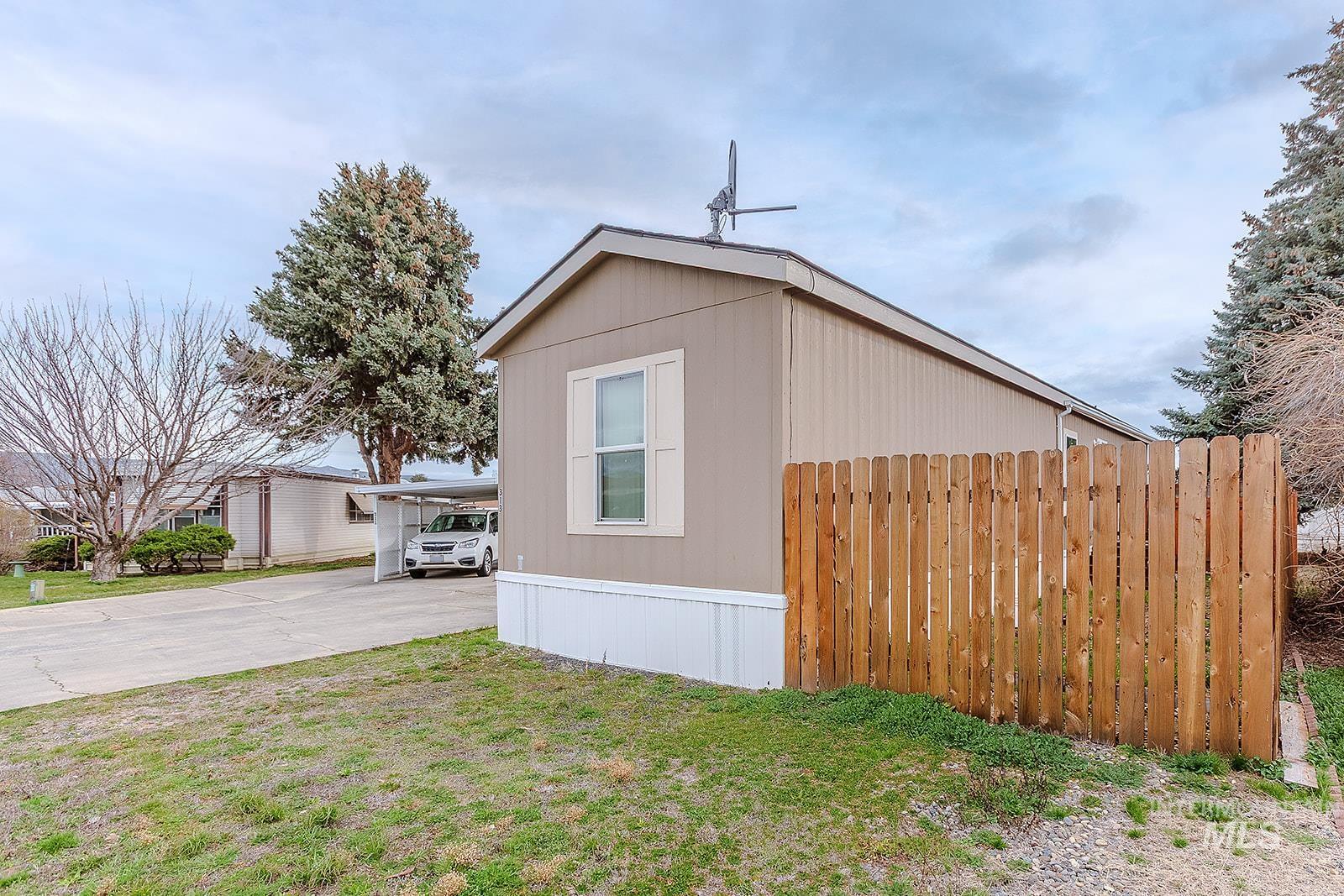2015 6th Ave Property Photo 2