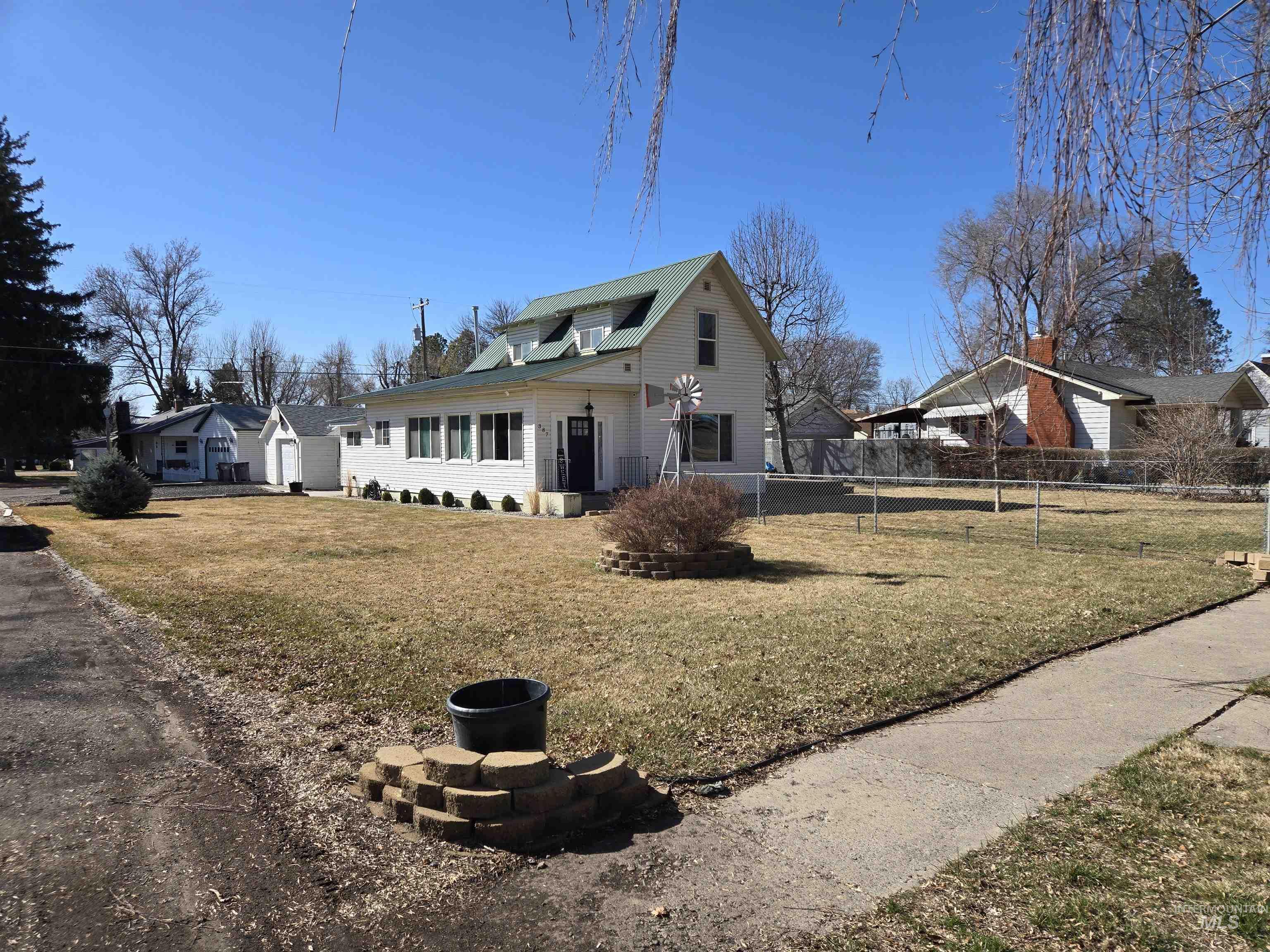 387 E Ave A Property Photo