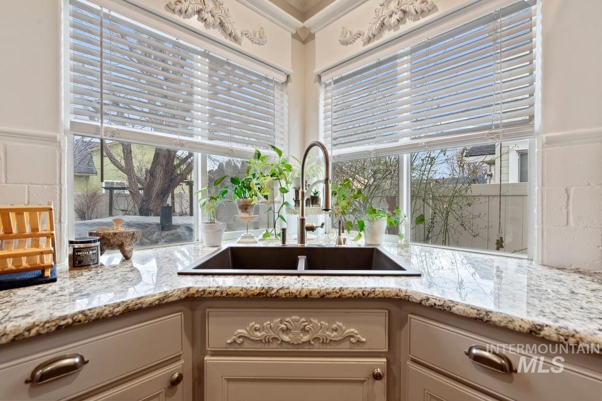 2436 N Heath Ave Property Photo 16