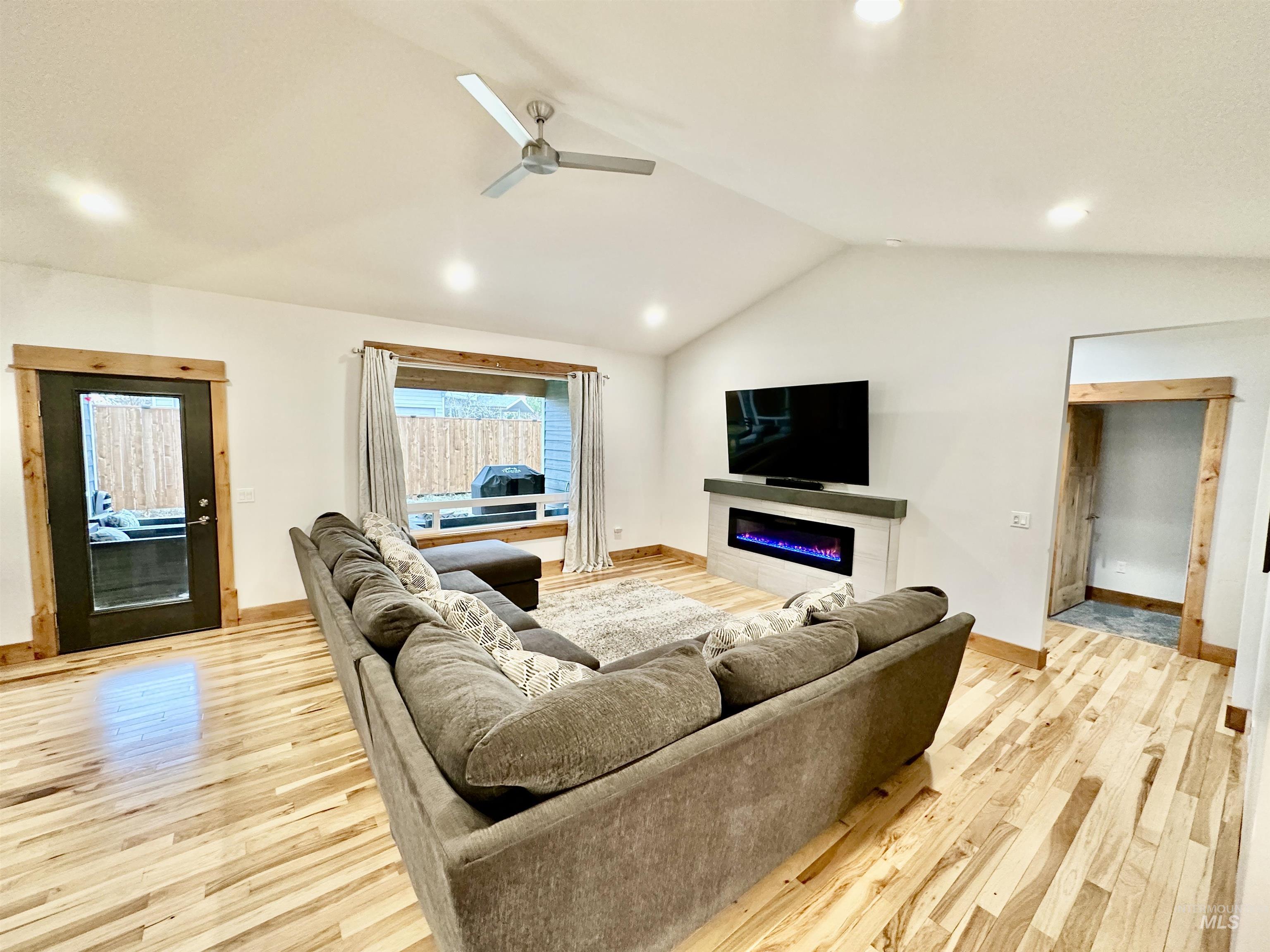 1321 Lande Ln Property Photo 4