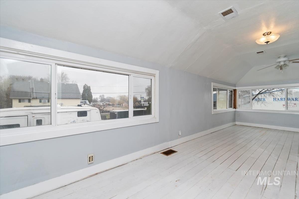 115 5th St Property Photo 5