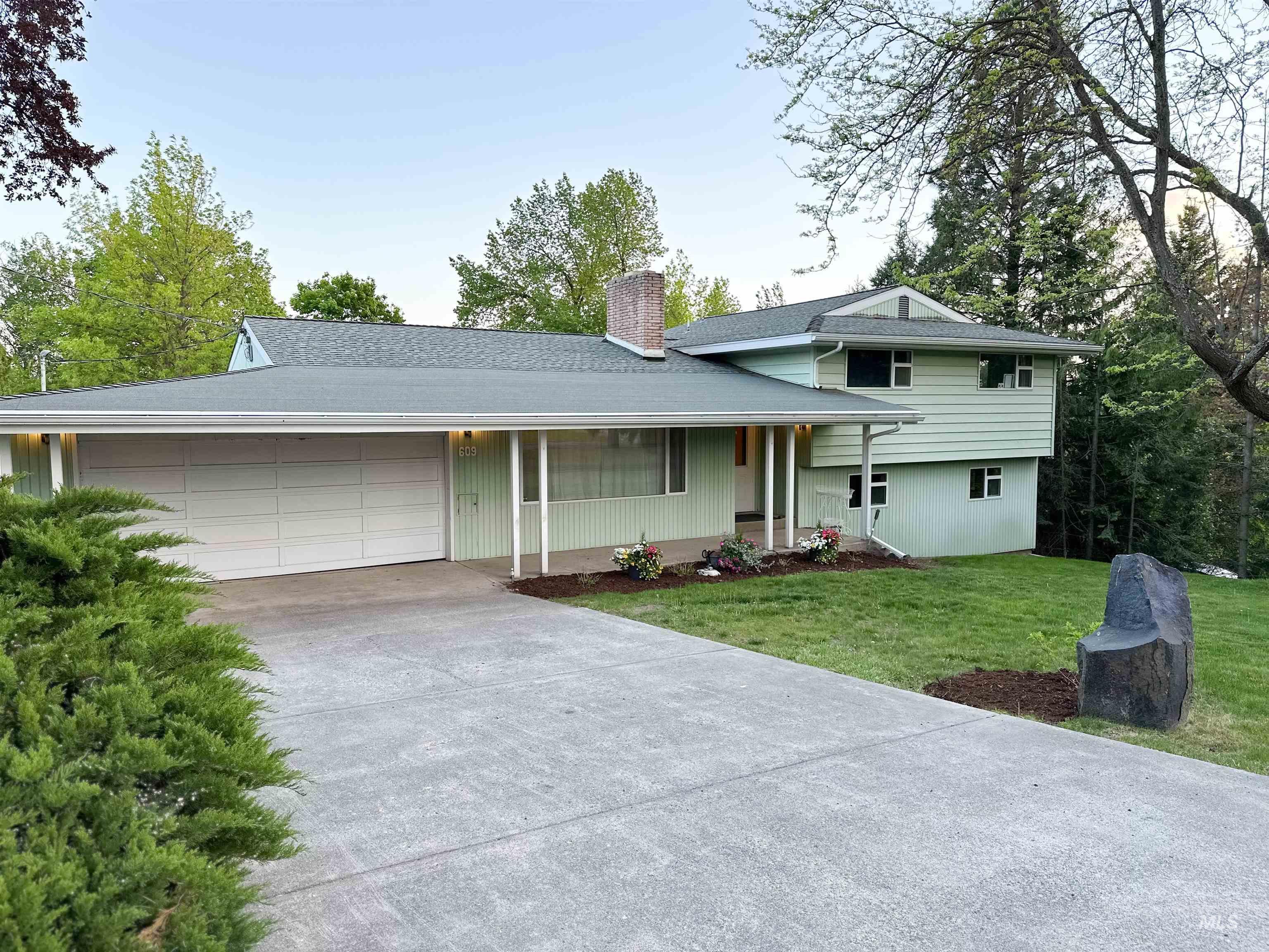 609 Ridge Rd Property Photo
