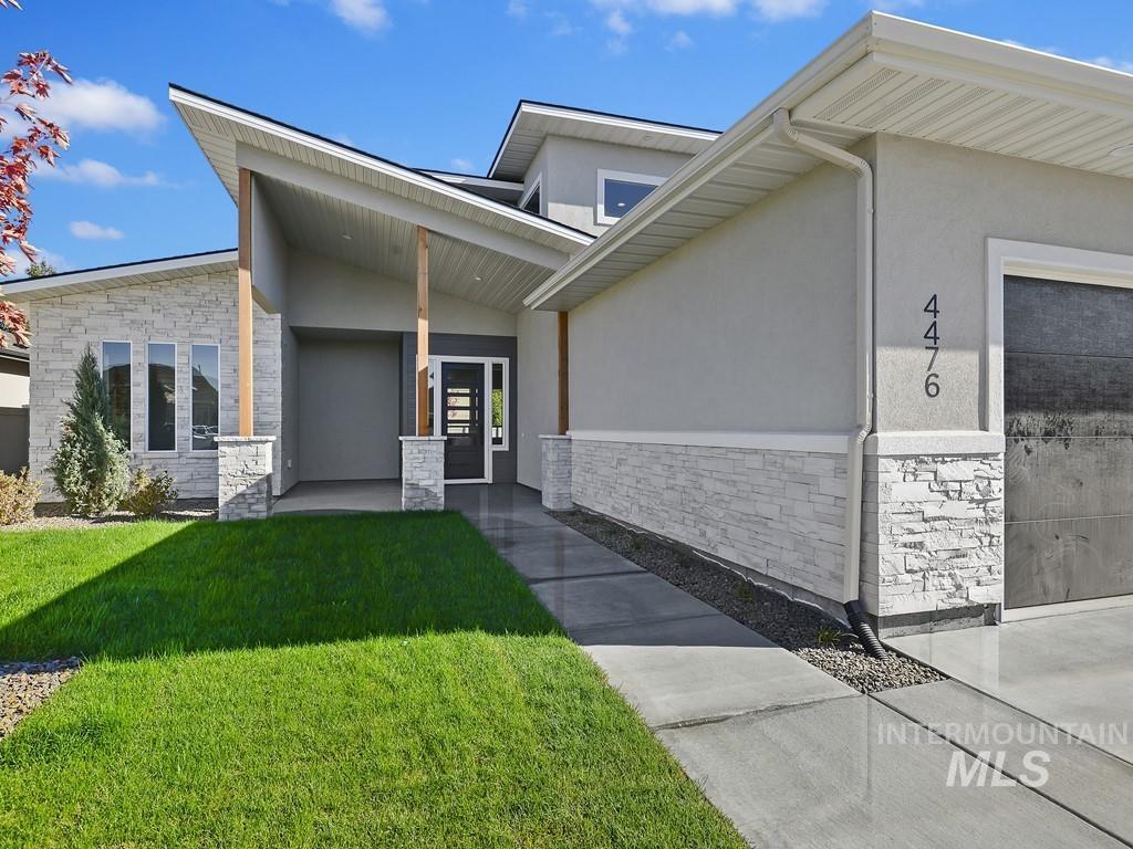 4553 N Arches Ave Property Photo 1