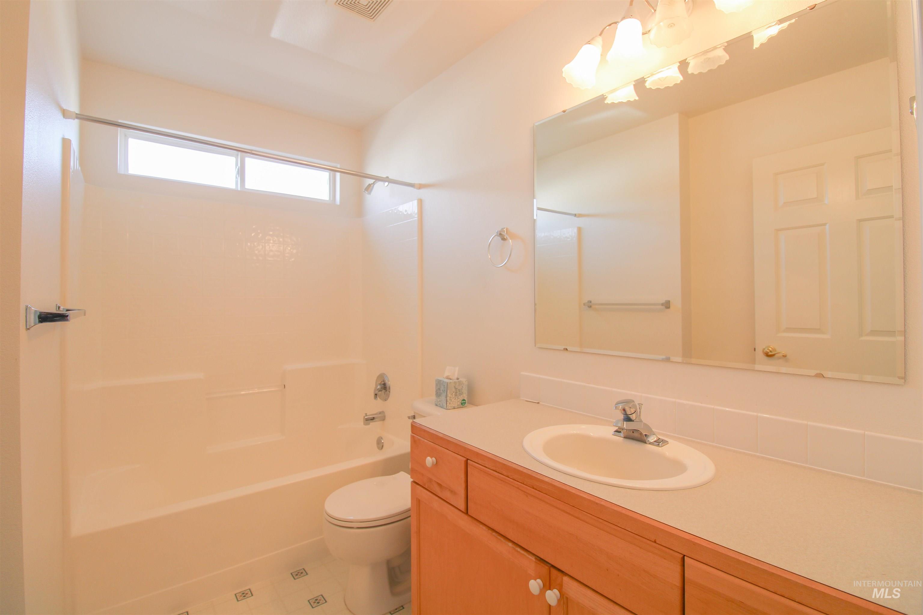 636 N Sterling St Property Photo 9