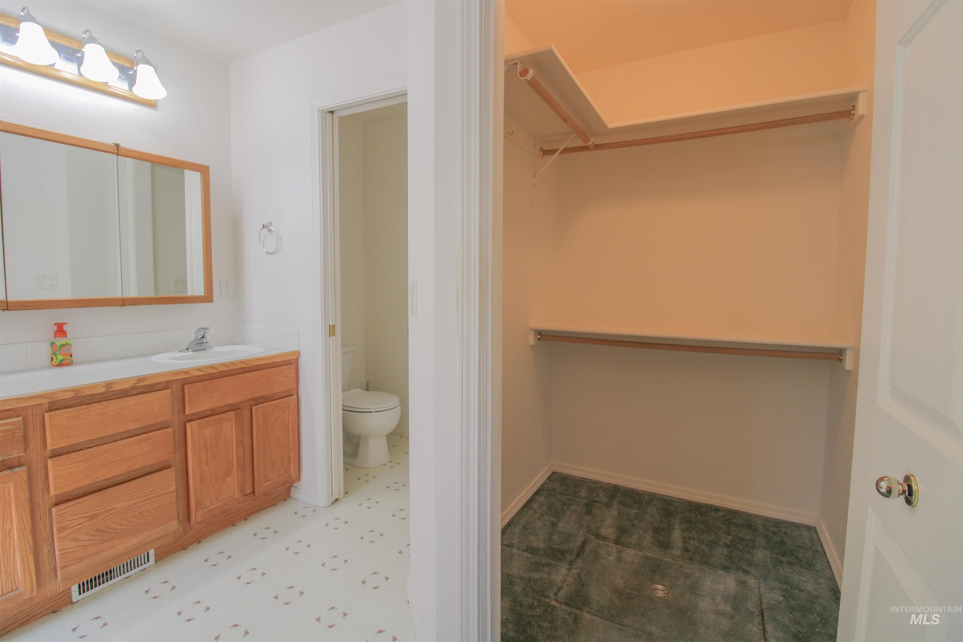 636 N Sterling St Property Photo 17