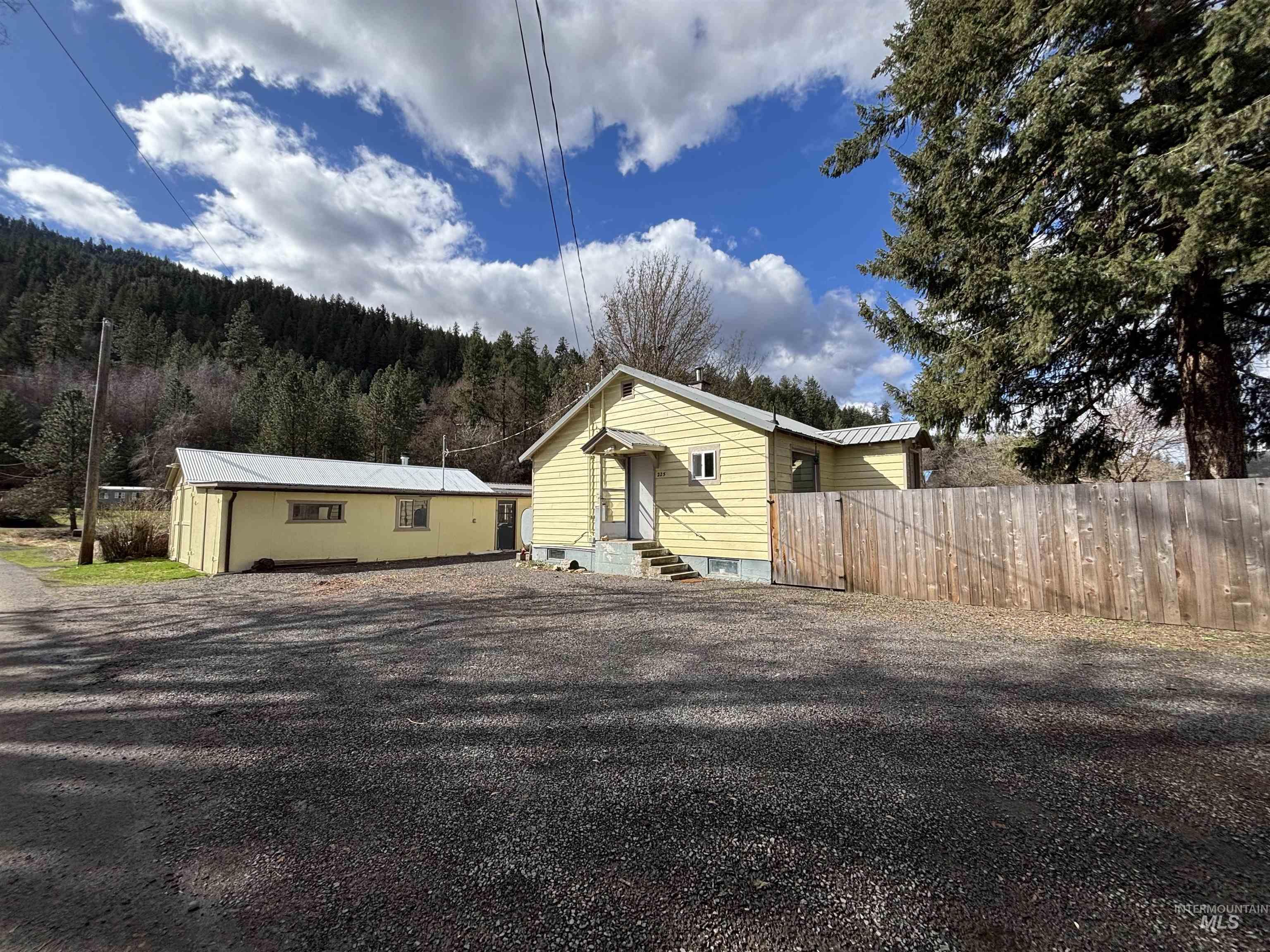 225 107th St Property Photo
