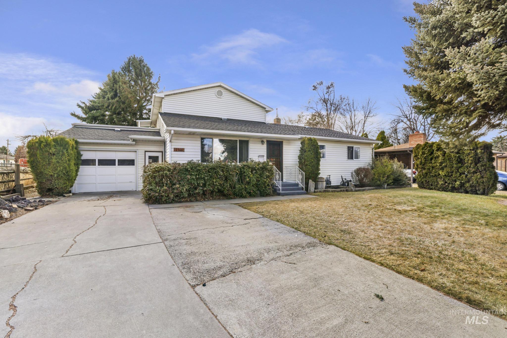 2144 Crestwood Dr Property Photo 2