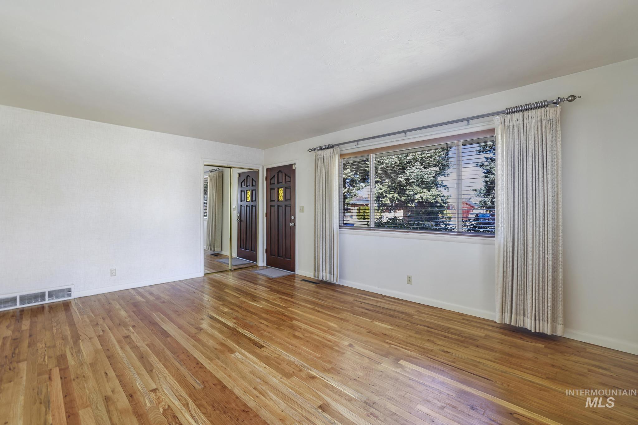2144 Crestwood Dr Property Photo 5