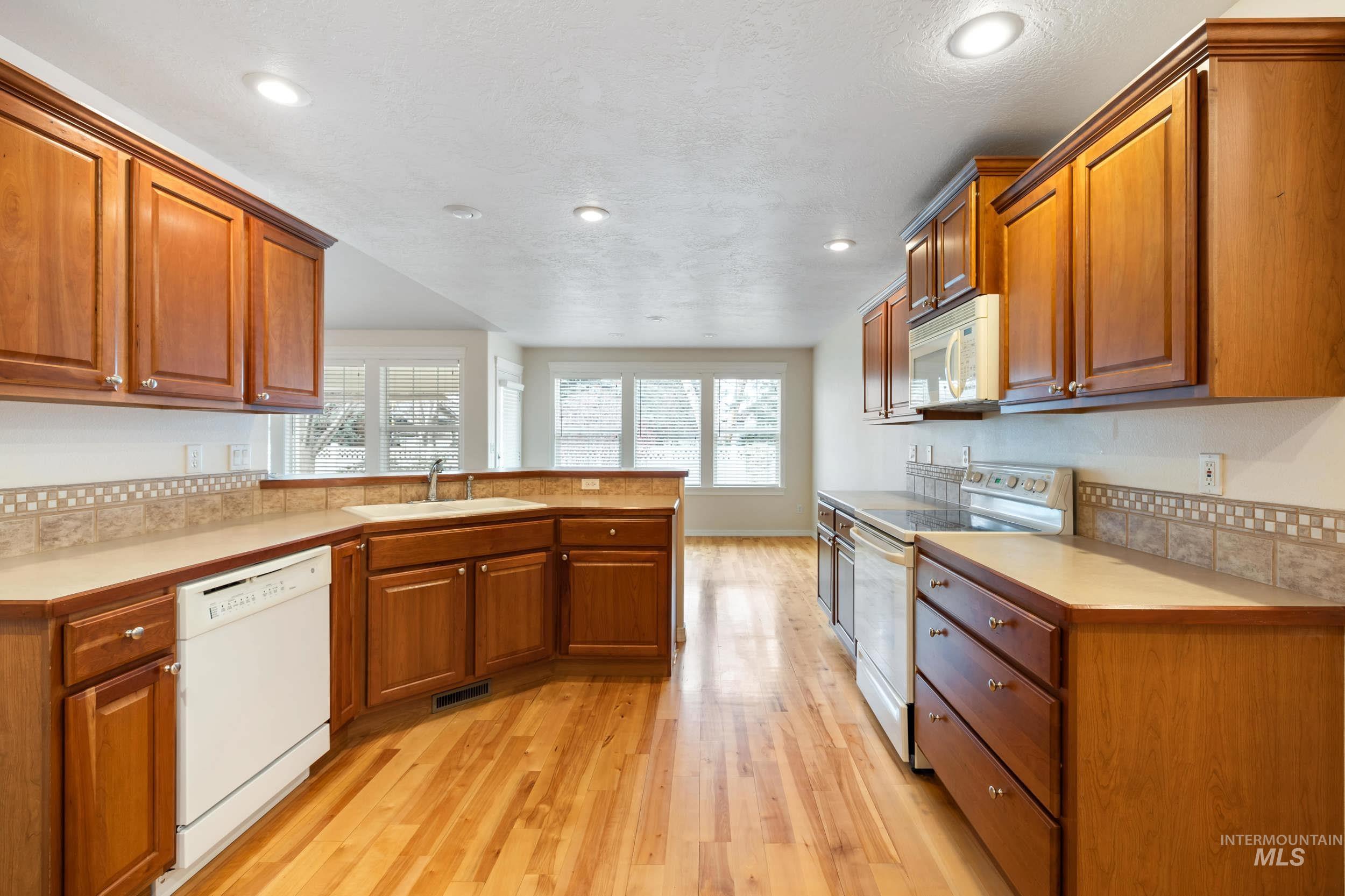 5475 N Mendelson Ave Property Photo 13