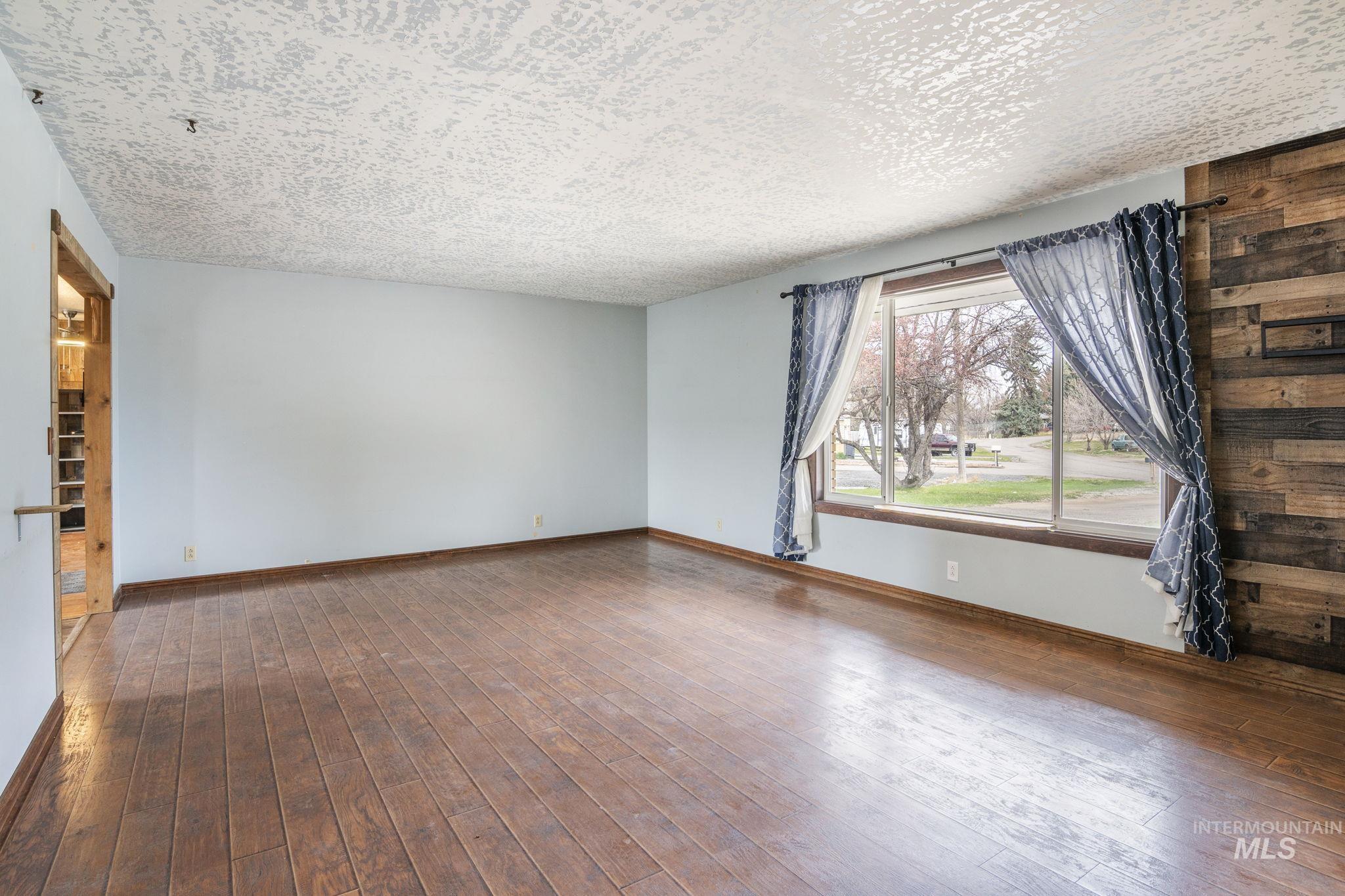 114 Park St. S Property Photo 4