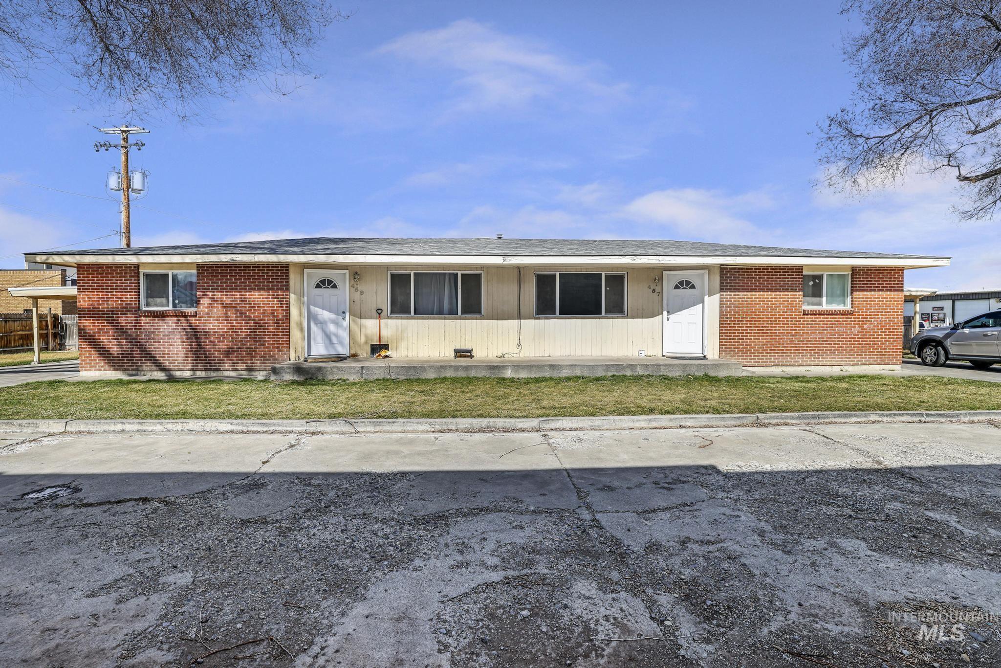 457 Ash St N Property Photo