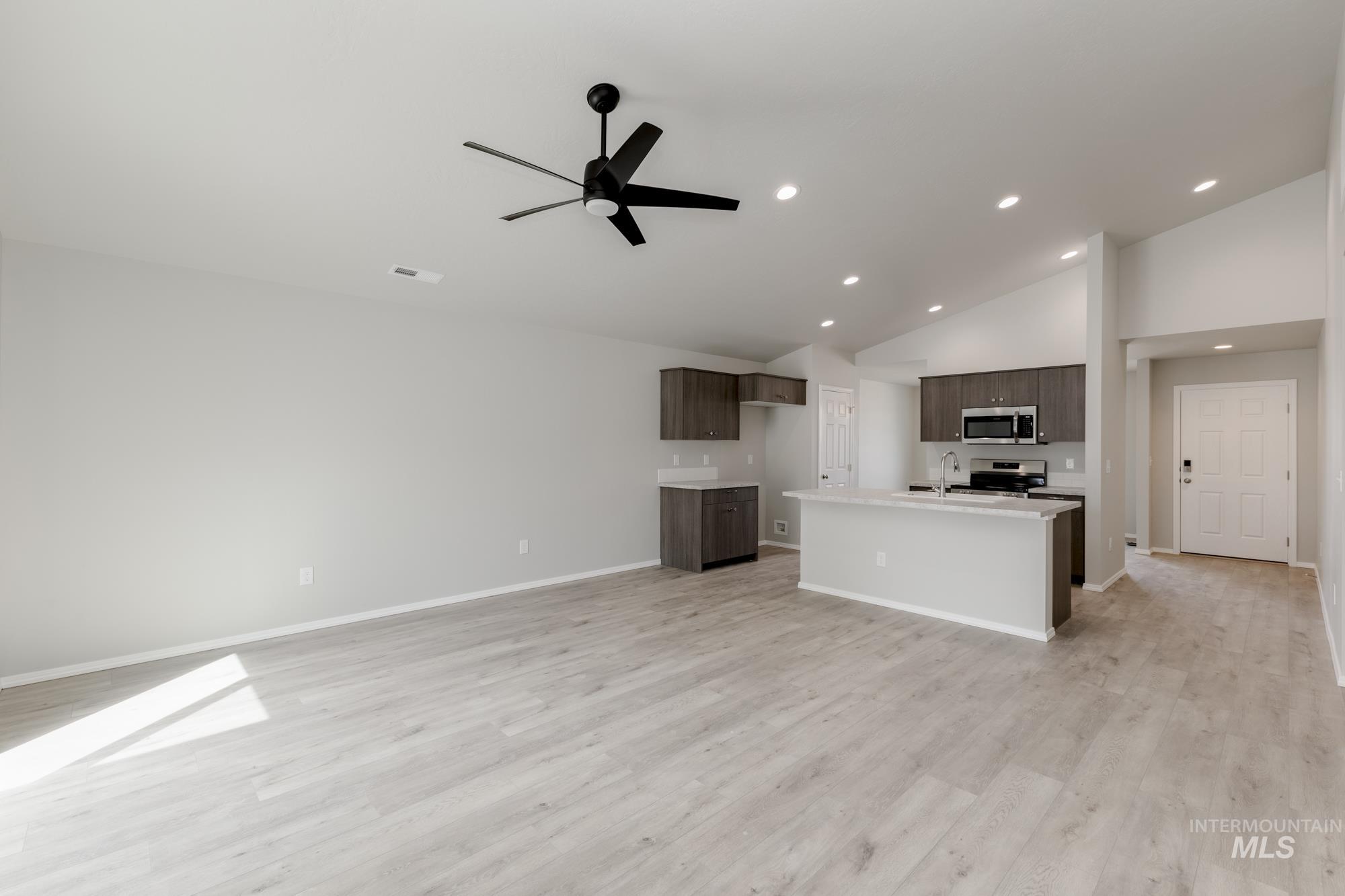 16323 Grade Ave Property Photo 8