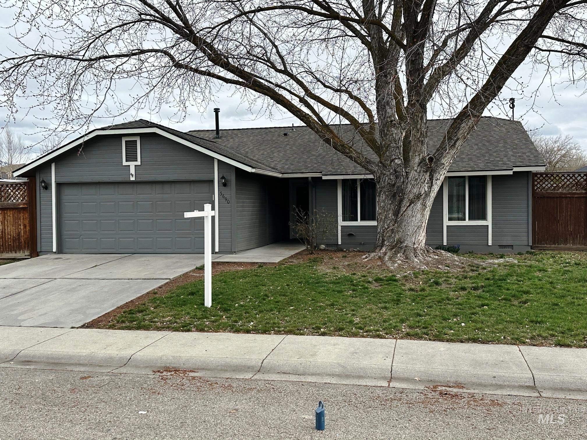 5690 N Glencrest Ave Property Photo