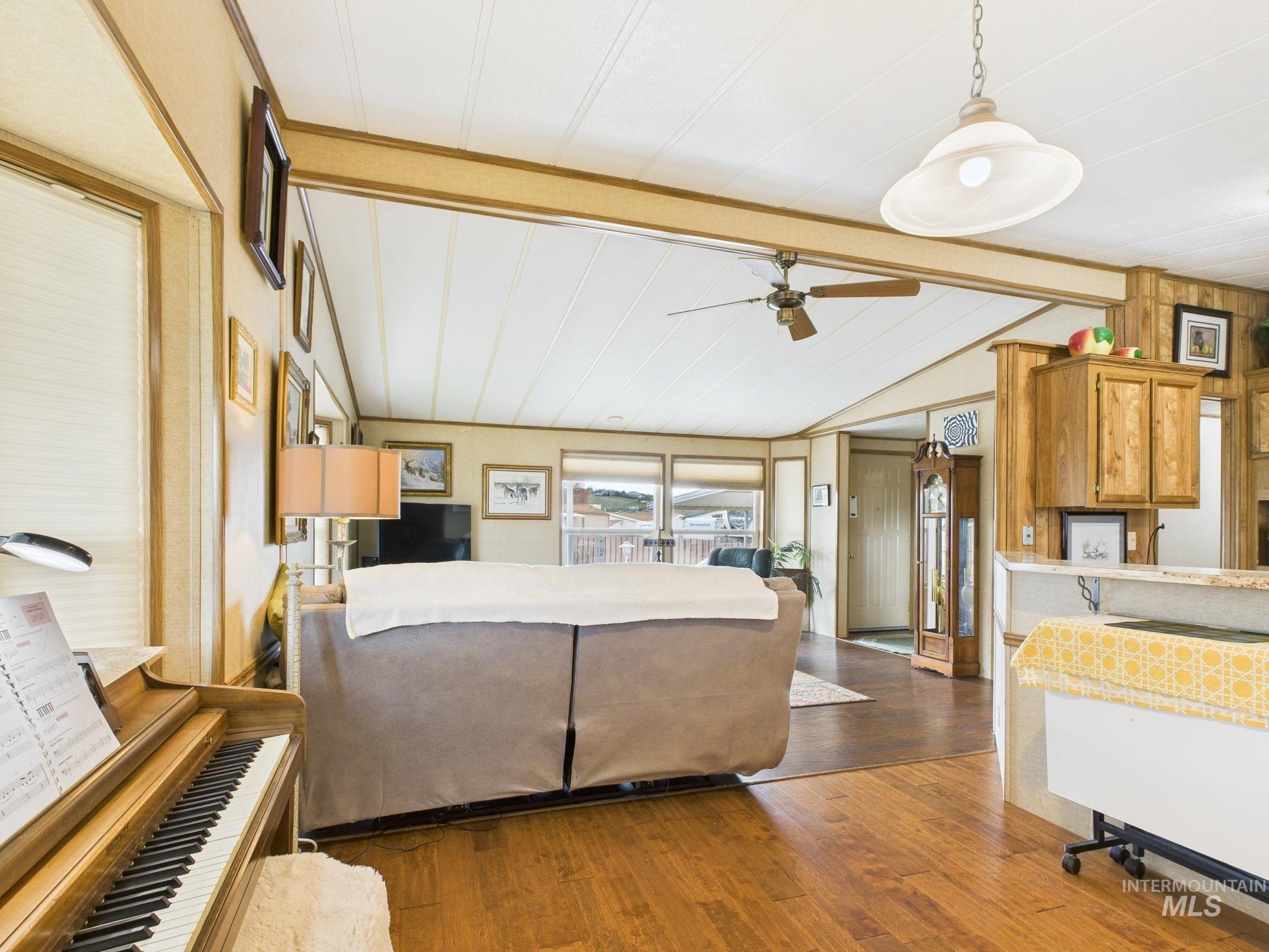 2015 6th Ave Property Photo 8
