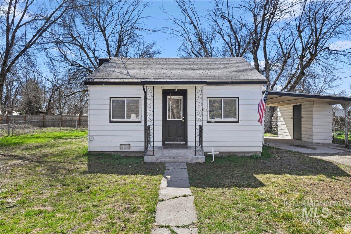 978 8th Ave N Property Photo