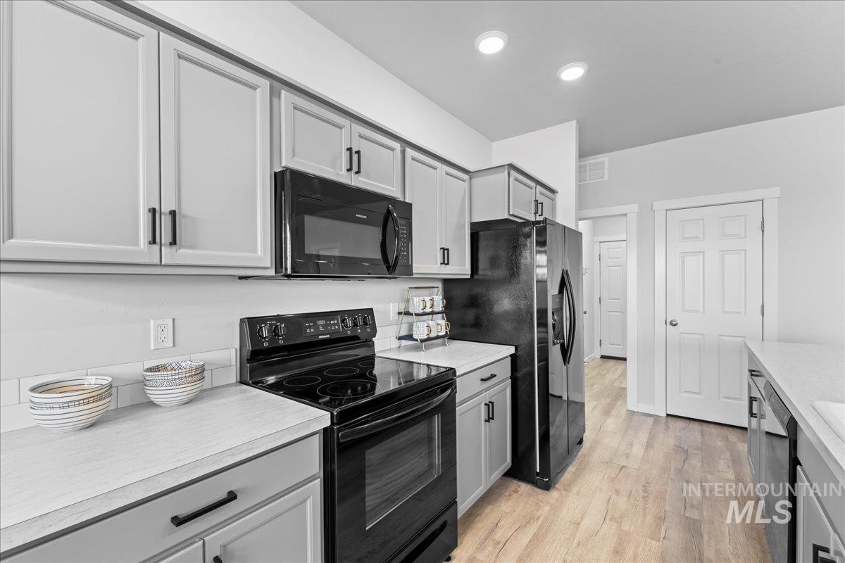 8643 S Foraker Wy Property Photo 10