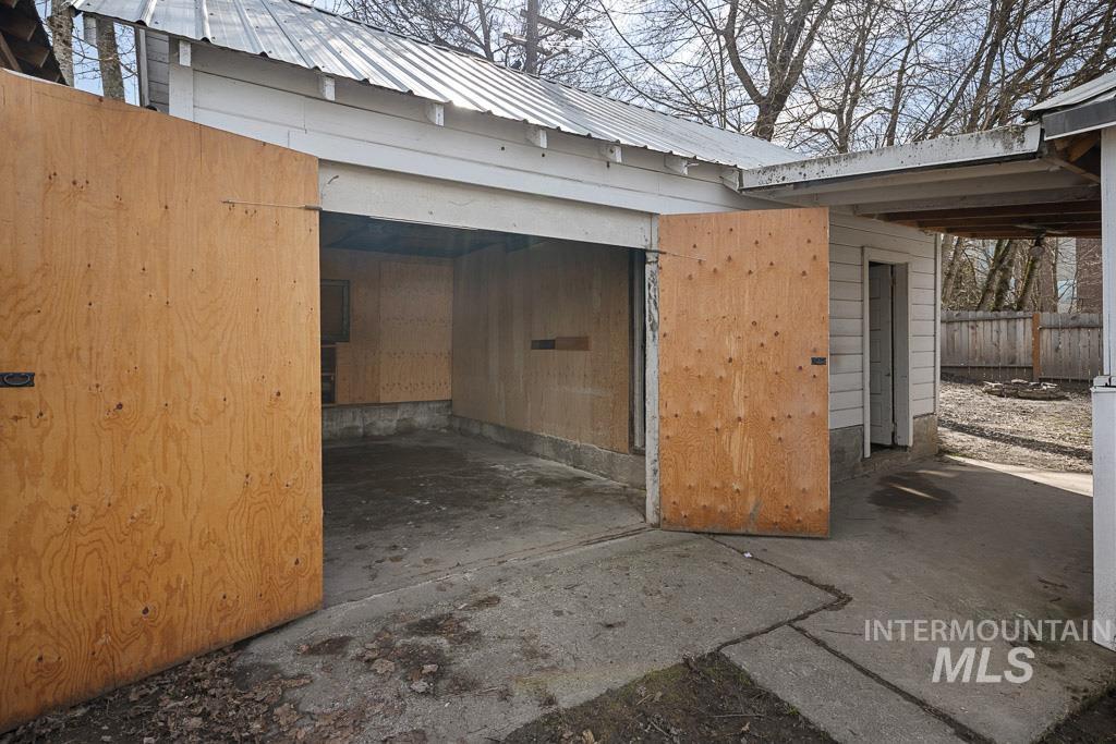 515 W College Ave Property Photo 21