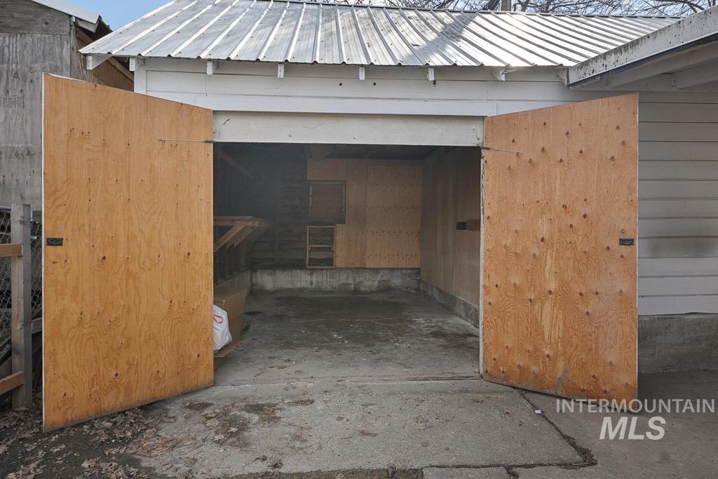 515 W College Ave Property Photo 23