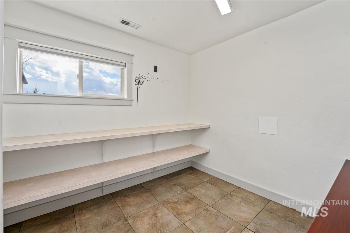 808 N Whitley Dr Property Photo 16