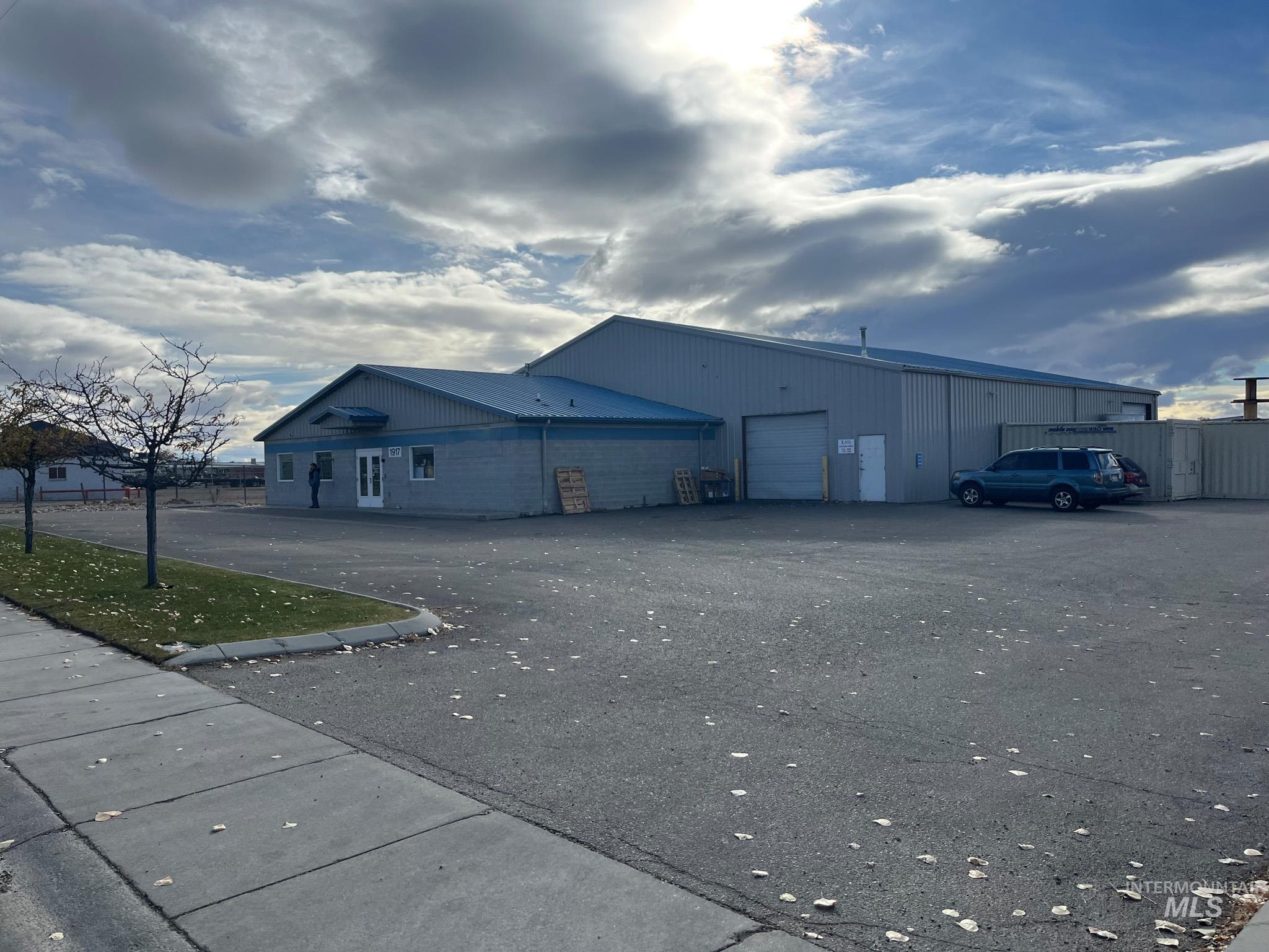 1917 Industrial Road Property Photo 4