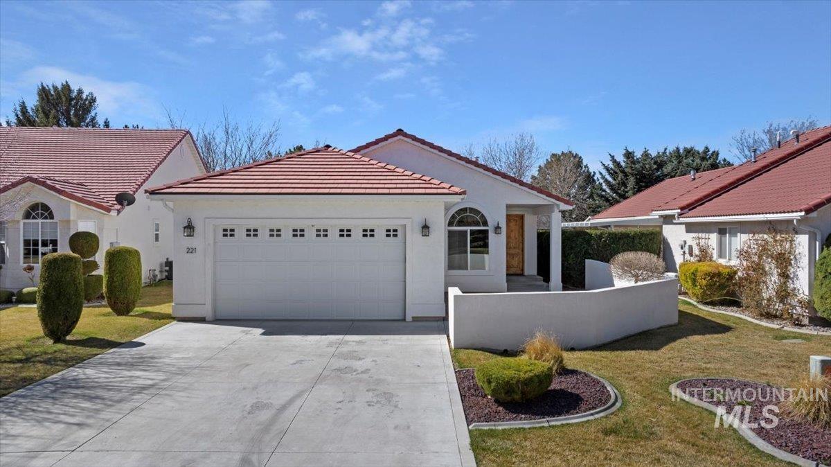 221 Los Lagos Property Photo 1