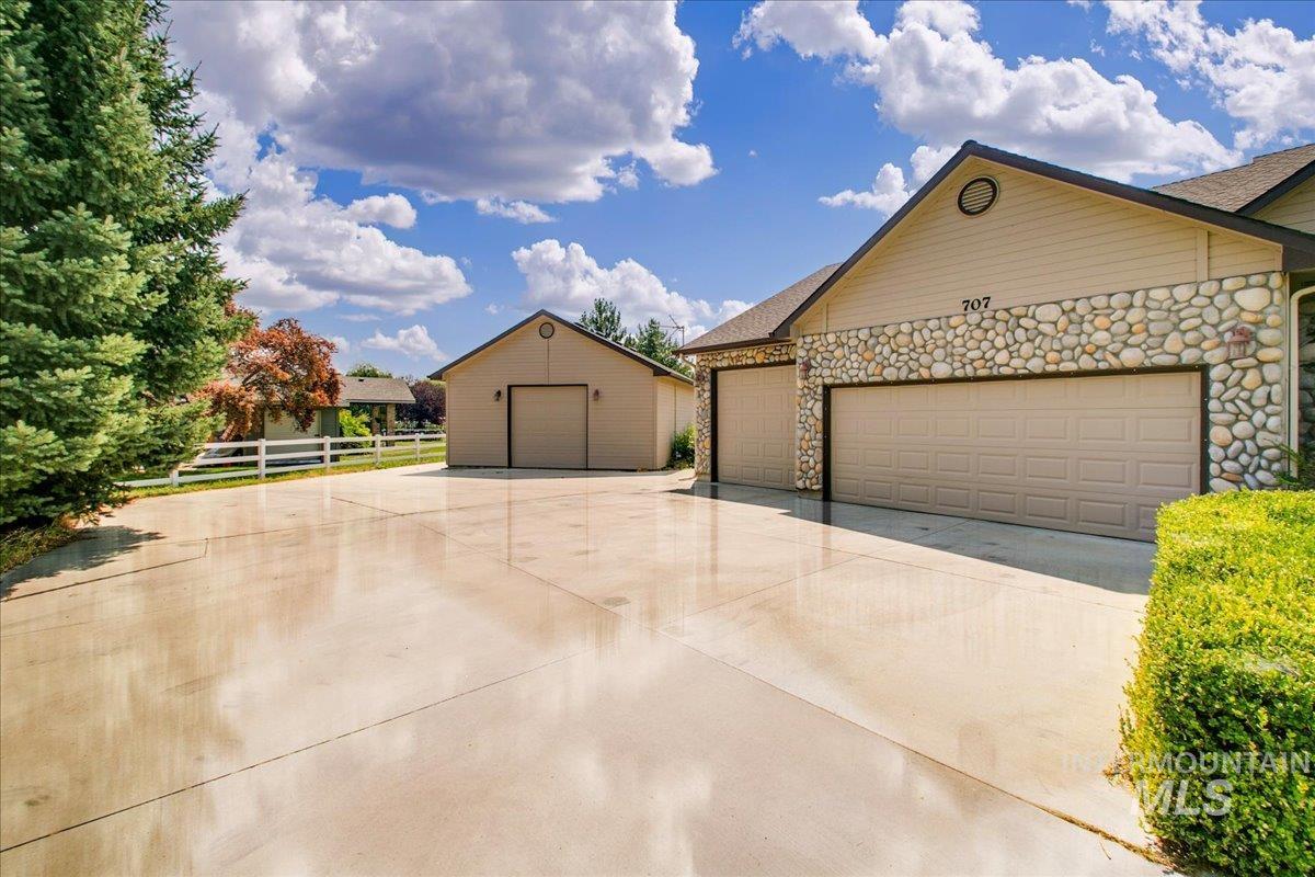 707 E Fujii Drive Property Photo 2