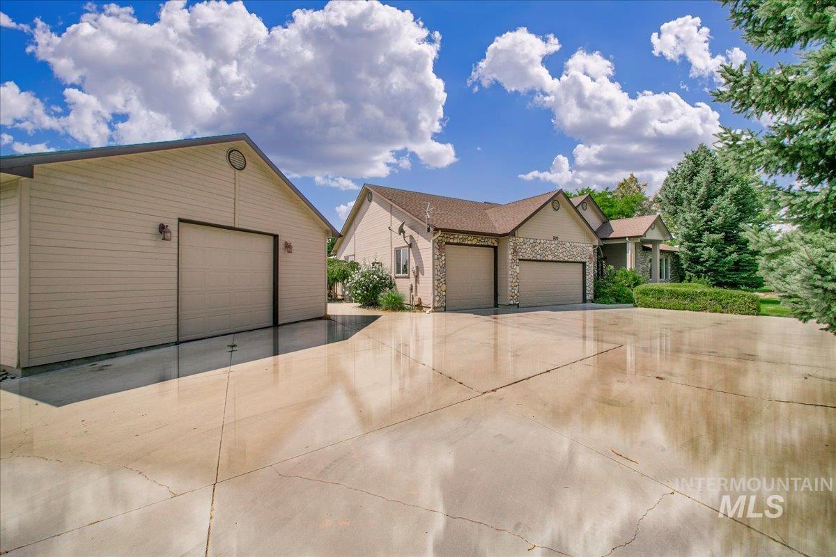 707 E Fujii Drive Property Photo 3