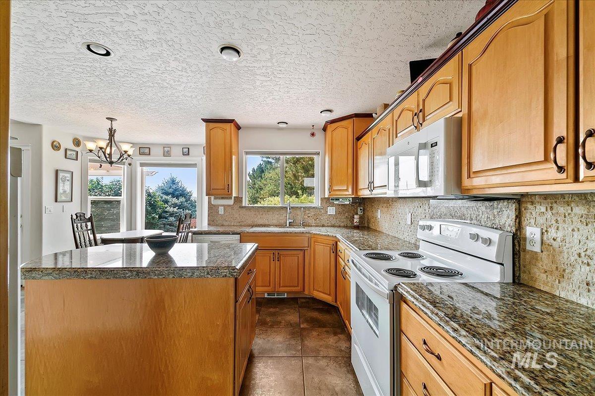 707 E Fujii Drive Property Photo 10