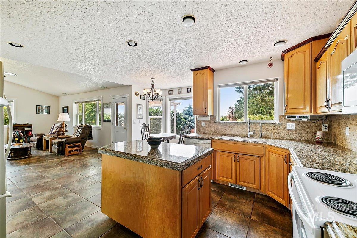 707 E Fujii Drive Property Photo 11