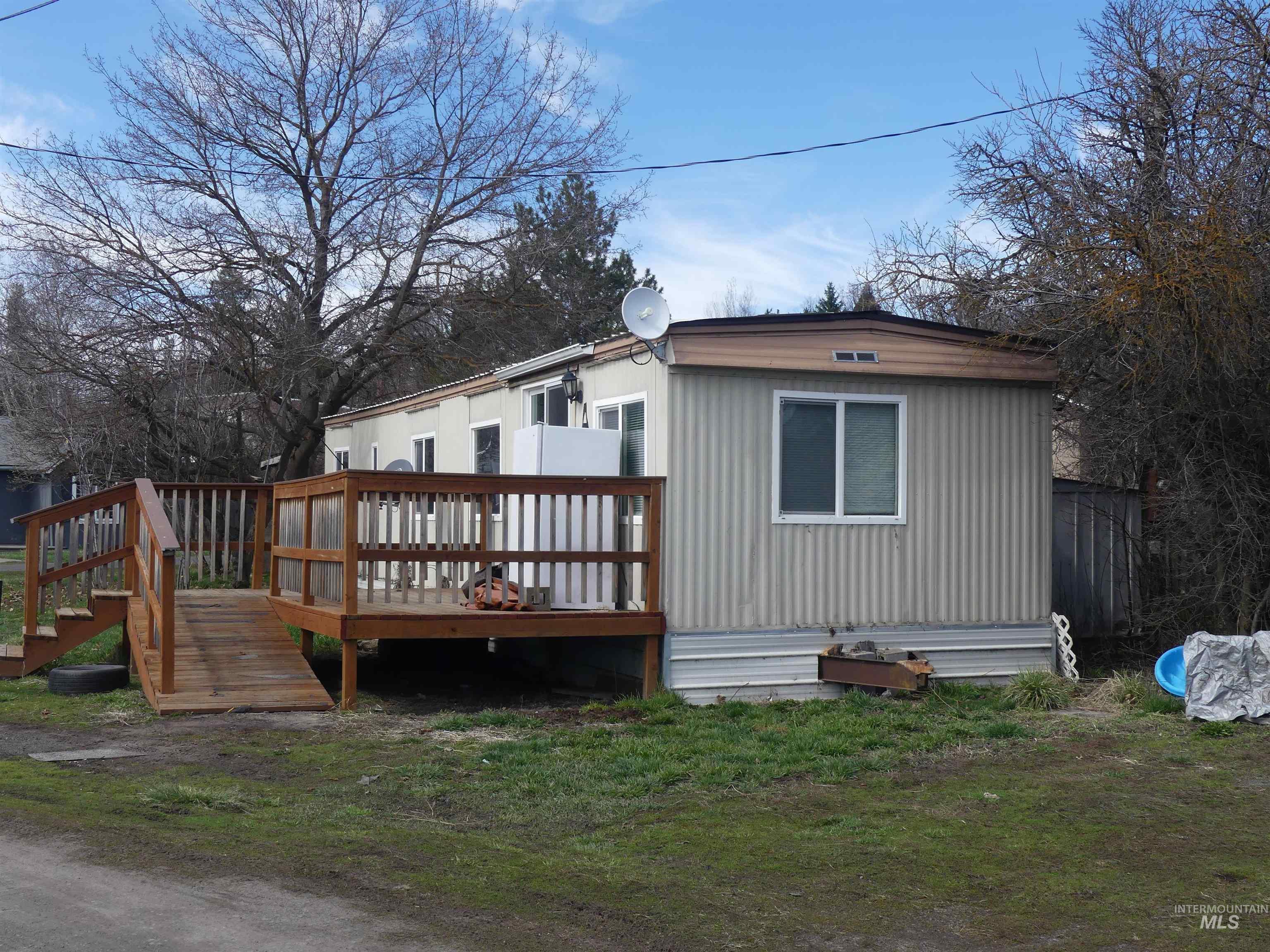 331 E Walnut St Property Photo