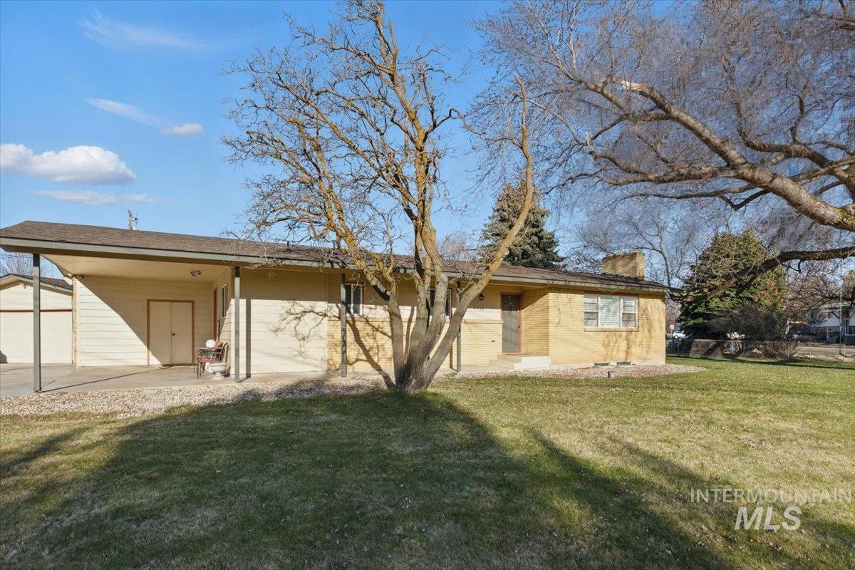 4320 N Locust Grove Property Photo 2