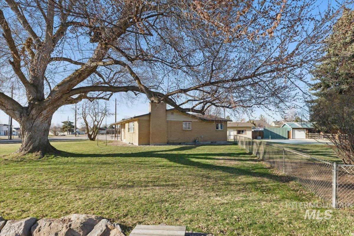 4320 N Locust Grove Property Photo 3