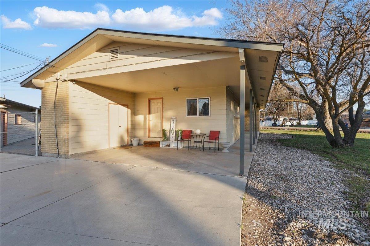 4320 N Locust Grove Property Photo 4